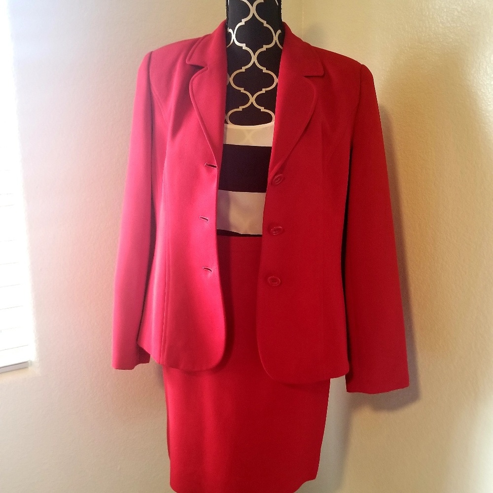 Morgan Taylor. 2 pcs Suit  Red. (Jacket and Skirt)
